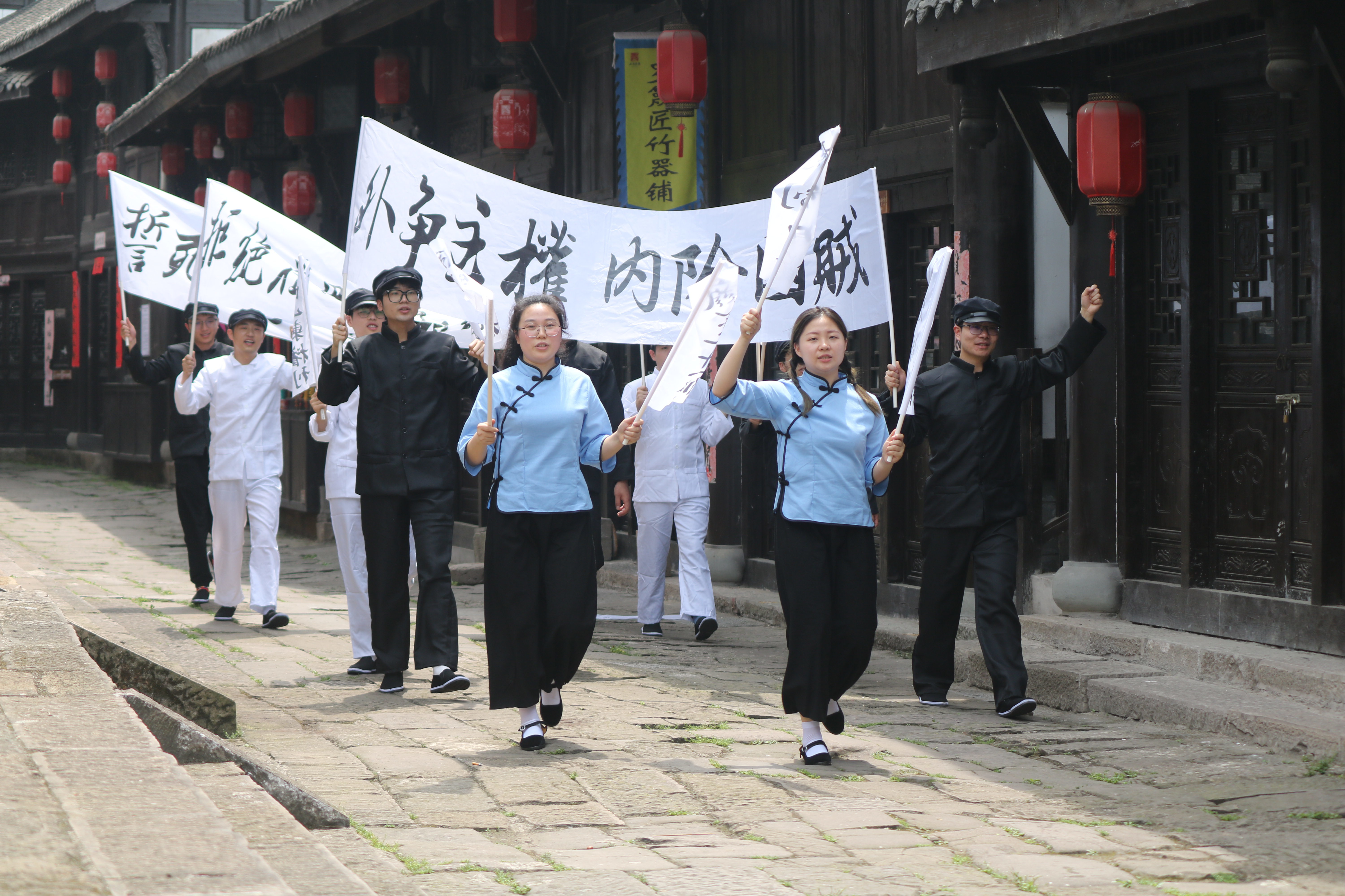 重返五四現(xiàn)場，傳承五四精神.jpg
